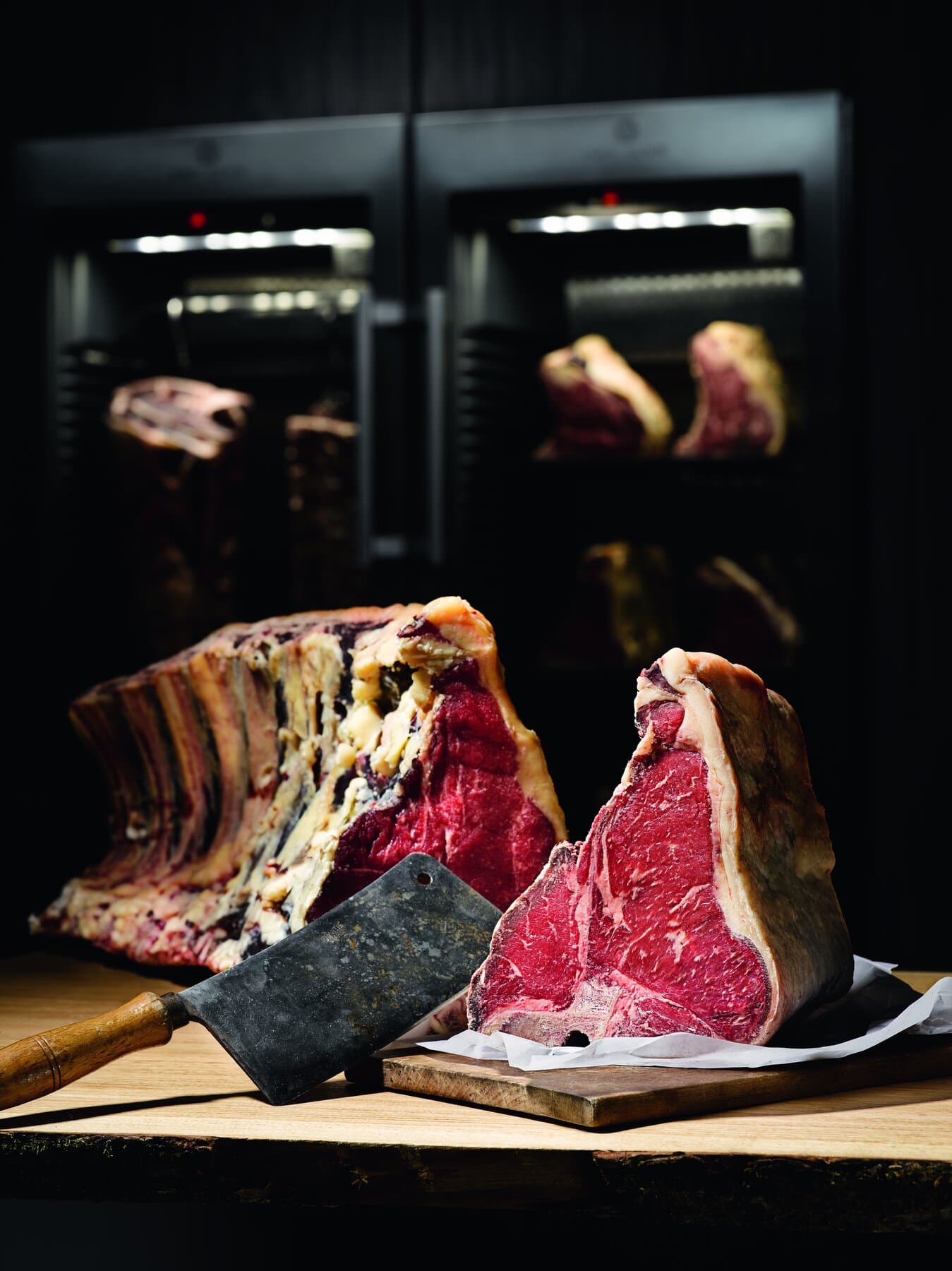 Dry-Aged-Rindfleisch in der Reifekammer der Metzgerei Dauner