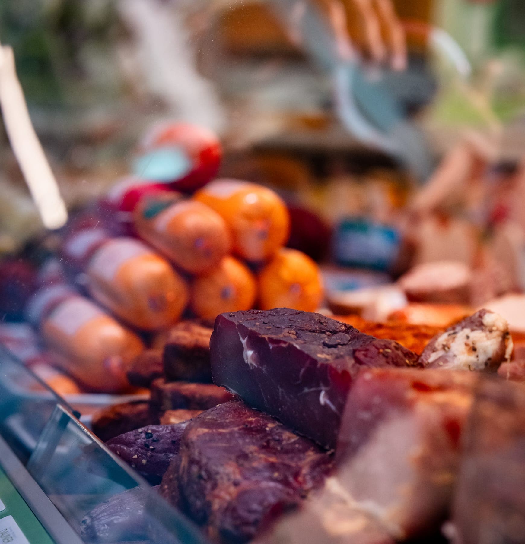 Wurst- und Fleischwaren in der Verkaufstheke der Metzgerei Dauner