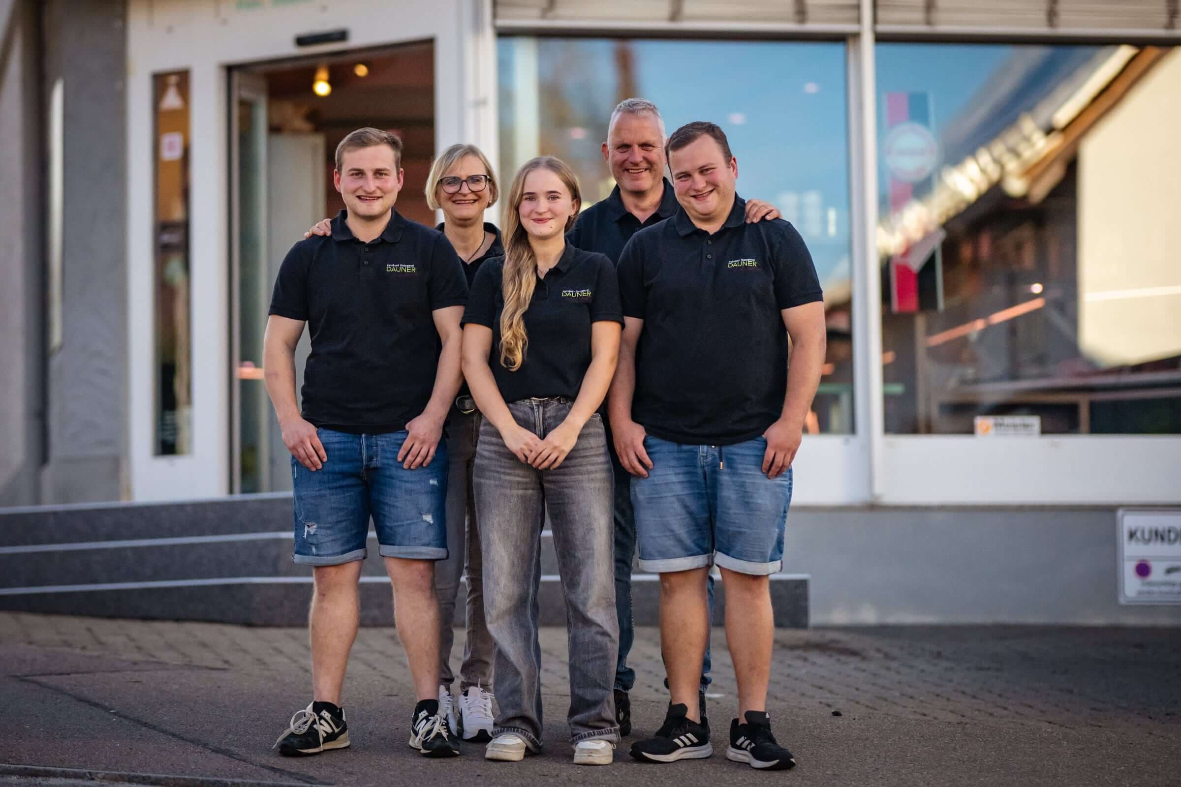 Familie Dauner vor der Metzgerei in Amendingen
